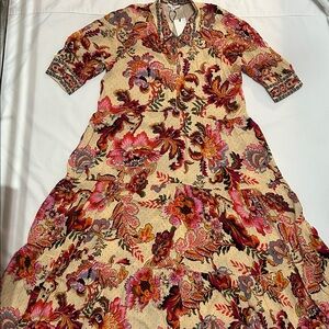 A loves a Floral Maxi Tired Dress size L NWT